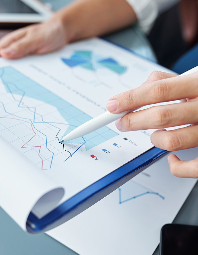 Tím analyzuje papier s grafmi a dátami o inteligentných mestách