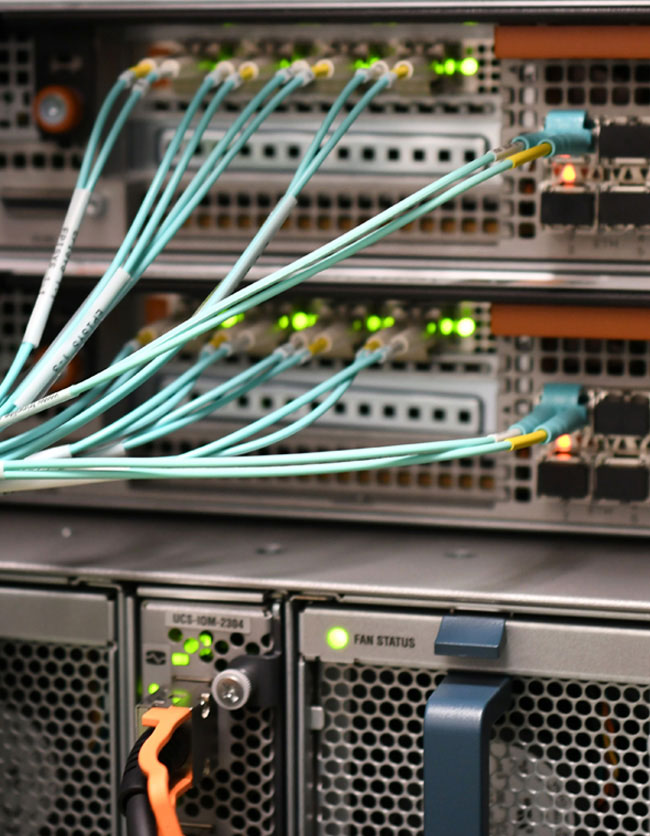 Router s káblami pre sieť a infraštruktúru