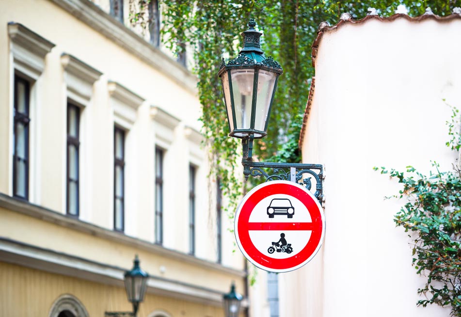 Zákaz vjazdu motorovým vozidlám