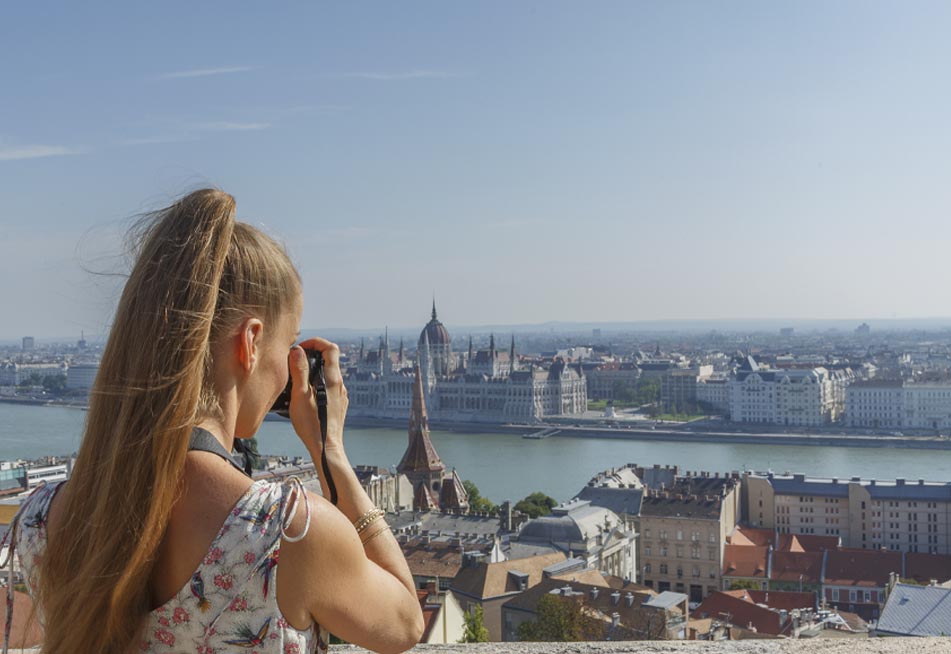 Turista si užíva panorámu európskeho mesta