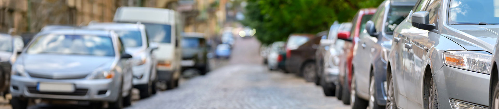 Zaparkované autá na oboch stranách jednosmernej ulice